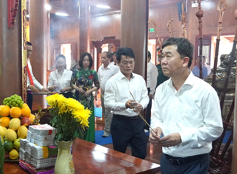 Các đồng chí lãnh đạo Đảng, chính quyền TP. Đồng Hới dâng hương Đền thờ Bác Hồ và các Anh hùng liệt sĩ.