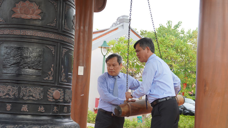 Đồng chí Vũ Đại Thắng và đồng chí Trần Thắng thực hiện nghi thức thỉnh chuông.