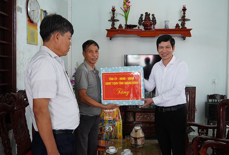  Phó Chủ tịch UBND tỉnh Hồ An Phong thăm, tặng quà cho thương binh Trần Tấn Quốc, ở thôn Mốc Định, xã Hồng Thủy(Lệ Thủy).