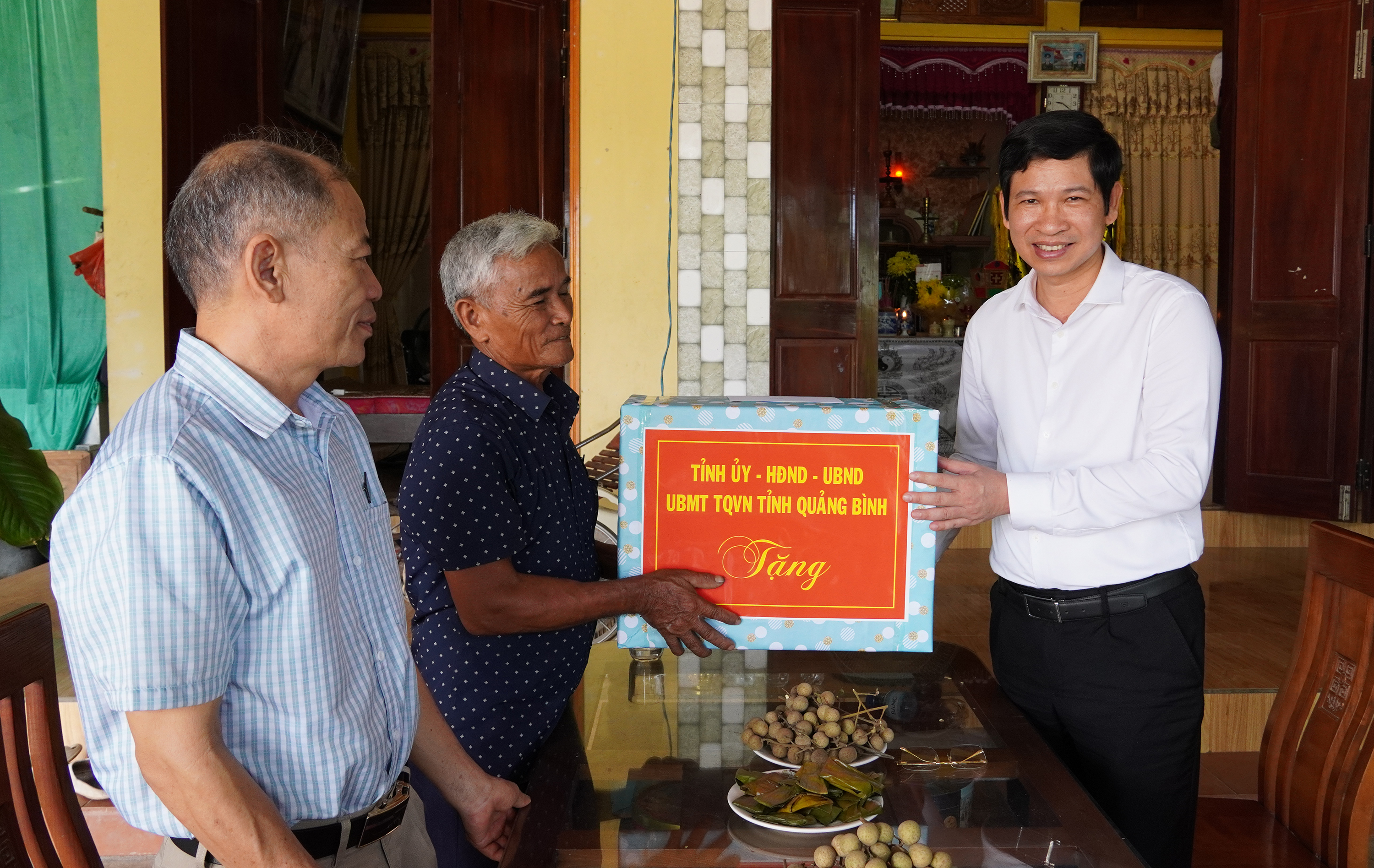 Phó Chủ tịch UBND tỉnh Hồ An Phong thăm, tặng quà cho gia đình ông Nguyễn Văn Long, thân nhân liệt sỹ, ở thôn Tân Hoà, xã Tân Thủy (Lệ Thủy).