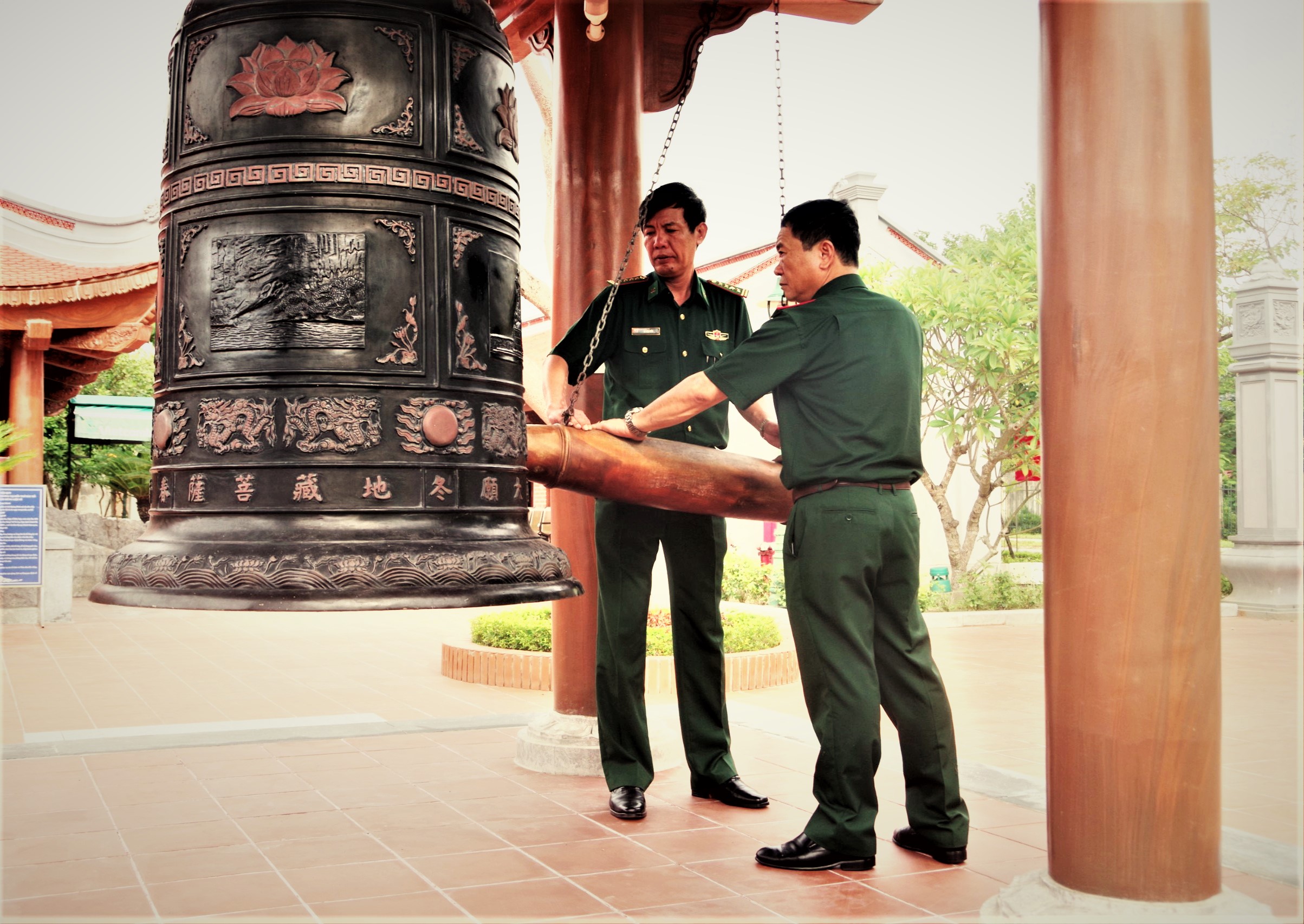 Lãnh đạo Đảng ủy, Bộ Chỉ huy BĐBP tỉnh thực hiện nghi thức thỉnh chuông tại Đền thờ Bác Hồ (TP Đồng Hới)