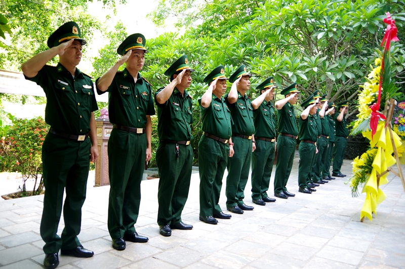  Lãnh đạo Đảng ủy, Bộ Chỉ huy BĐBP tỉnh và cán bộ, chiến sĩ dâng hương tại hang tám cô, đường 20 Quyết thắng.