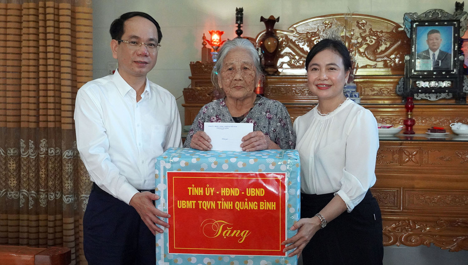 Đồng chí Phó Chủ tịch UBND tỉnh Phan Mạnh Hùng tặng quà Mẹ VNAH Hoàng Thị Hy