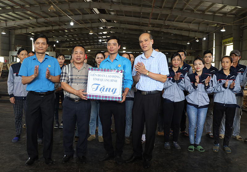 Đại diện lãnh đạo LĐLĐ tỉnh và Ủy ban MTTQVN tỉnh tặng quà cho Nhà máy Ván ép Thăng Long.
