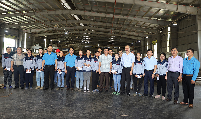  Đại diện lãnh đạo LĐLĐ tỉnh và các đại biểu tặng quà cho ĐV, NLĐ có hoàn cảnh khó khăn.