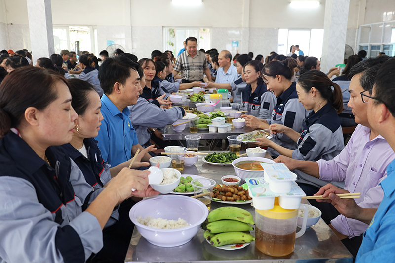 Các đại biểu tham gia “Bữa cơm Công đoàn” cùng ĐV, NLĐ trong không khí đoàn kết, gắn bó.