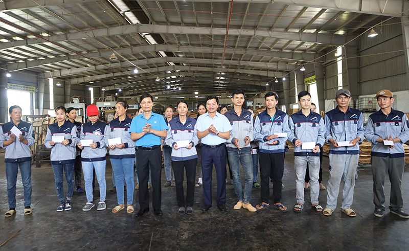 Đại diện lãnh đạo LĐLĐ tỉnh và Ban Quản lý Khu Kinh tế tỉnh tặng quà cho ĐV, NLĐ có hoàn cảnh khó khăn.