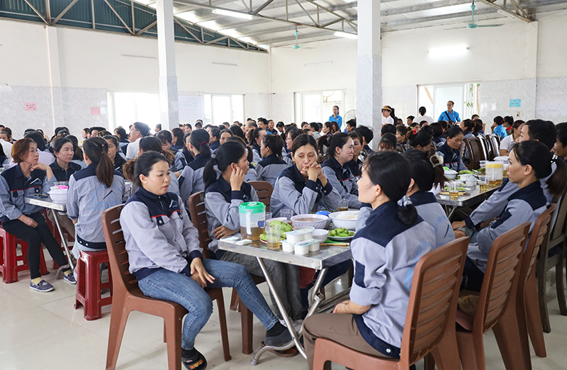 Gần 200 công nhân, lao động Nhà máy Ván ép Thăng Long tham gia chương trình “Bữa cơm Công đoàn”