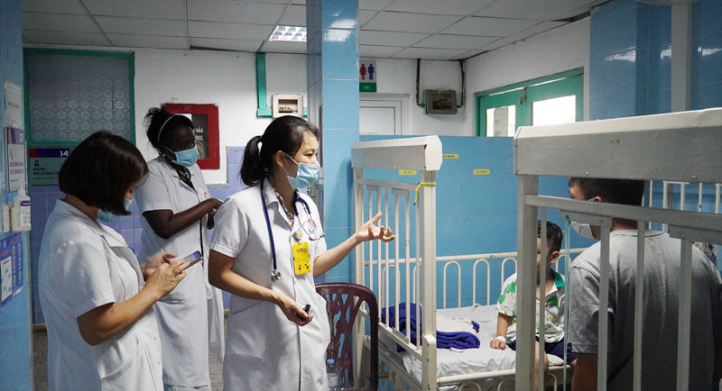 Các bác sĩ Khoa nhi Bệnh viện Hữu nghị Việt Nam-Cuba Đồng Hới trao đổi với gia đình bệnh nhi tay chân miệng mới nhập viện.