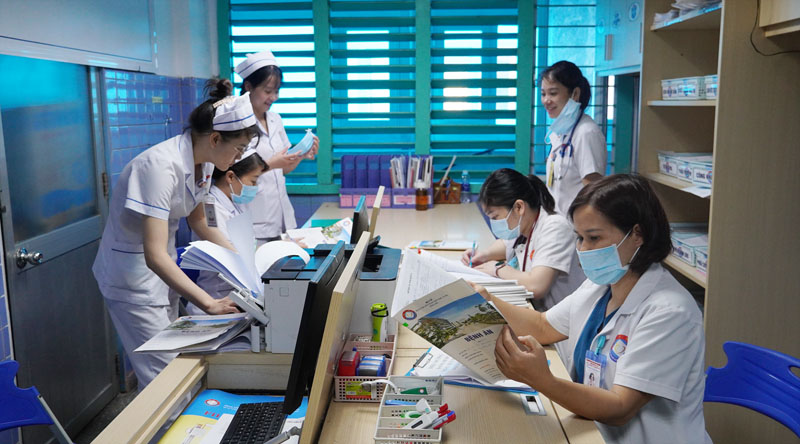 Bác sĩ Phạm Thị Ngọc Hân: Khi tiếp nhận bệnh nhi tay chân miệng ở thể nặng, các y bác sĩ của khoa đã thực hiện theo dõi và điều trị theo phác đồ của Bộ Y tế.