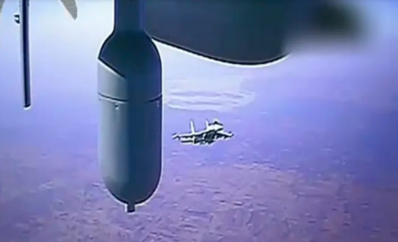  Một máy bay chiến đấu của Nga bay gần máy bay không người lái MQ-9 của Mỹ trên bầu trời Syria vào ngày 23/7. Ảnh: AP