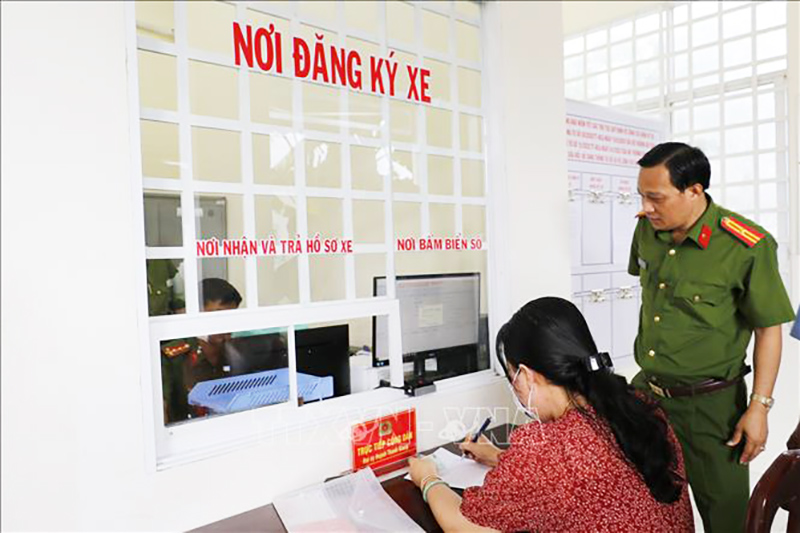  Người dân đến làm thủ tục đăng ký xe gắn máy tại Công an xã Nhơn Ái, huyện Phong Điền, thành phố Cần Thơ. Ảnh: TTXVN phát