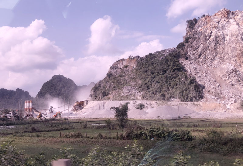 Một mỏ đá đang khai thác trên địa bàn xã Đức Hóa (huyện Tuyên Hóa).