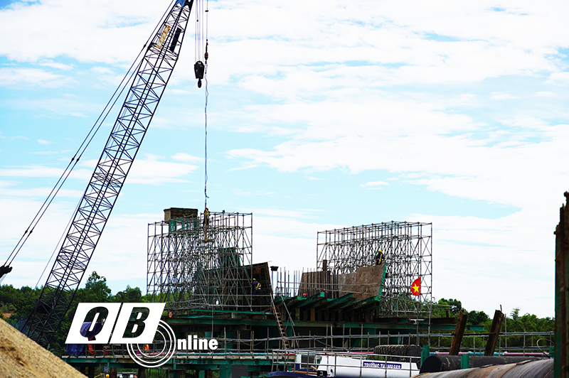 Công trình cầu Long Đại, thuộc gói thầu XL-02, dự án thành phần Bùng-Vạn Ninh đang được nhà thầu đẩy nhanh tiến độ thi công.
