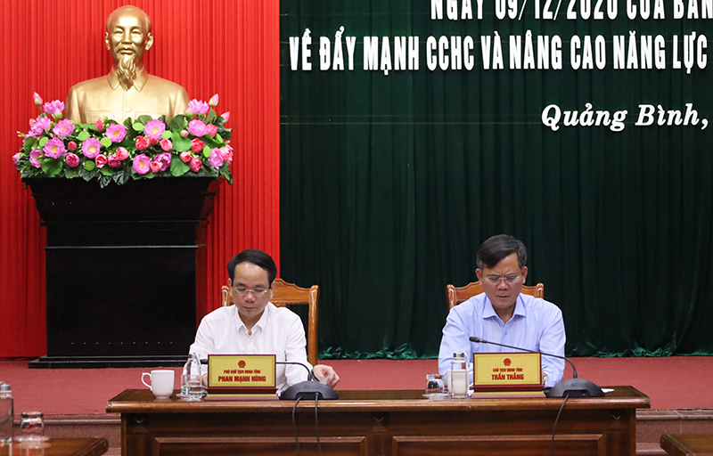 Đồng chí Chủ tịch UBND tỉnh Trần Thắng và đồng chí Phó Chủ tịch UBND tỉnh Phan Mạnh Hùng chủ trì hội nghị. 