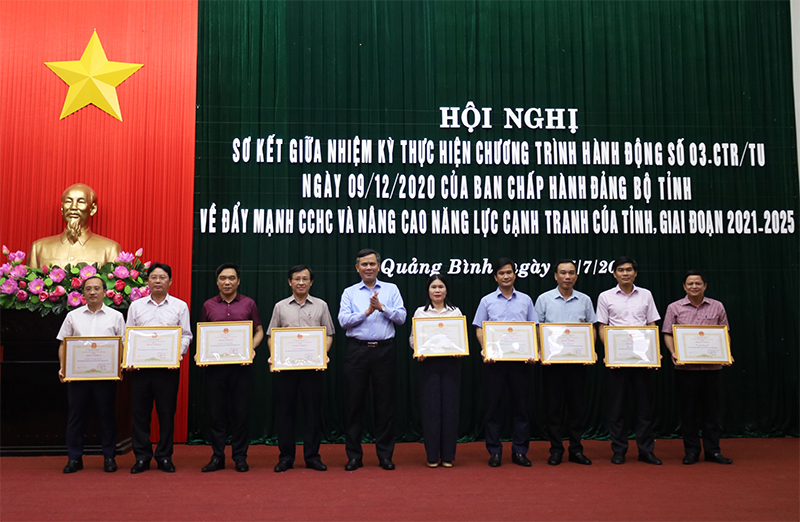Đồng chí Chủ tịch UBND tỉnh Trần Thắng tặng bằng khen cho các tập thể, cá nhân đạt thành tích xuất sắc trong công tác CCHC năm 2022.  