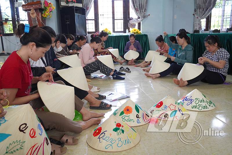 Khóa học thêu ren trên nón lá thu hút đông đảo hội viên phụ nữ tham gia.