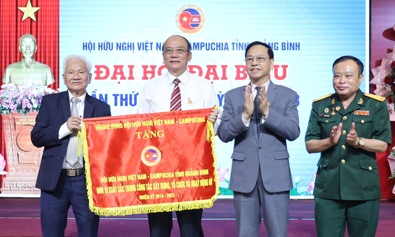 Với những thành tích đã đạt được, Hội Hữu nghị Việt Nam-Campuchia tỉnh Quảng Bình được Trung ương Hội Hữu nghị Việt Nam-Campuchia tặng cờ thi đua xuất sắc.