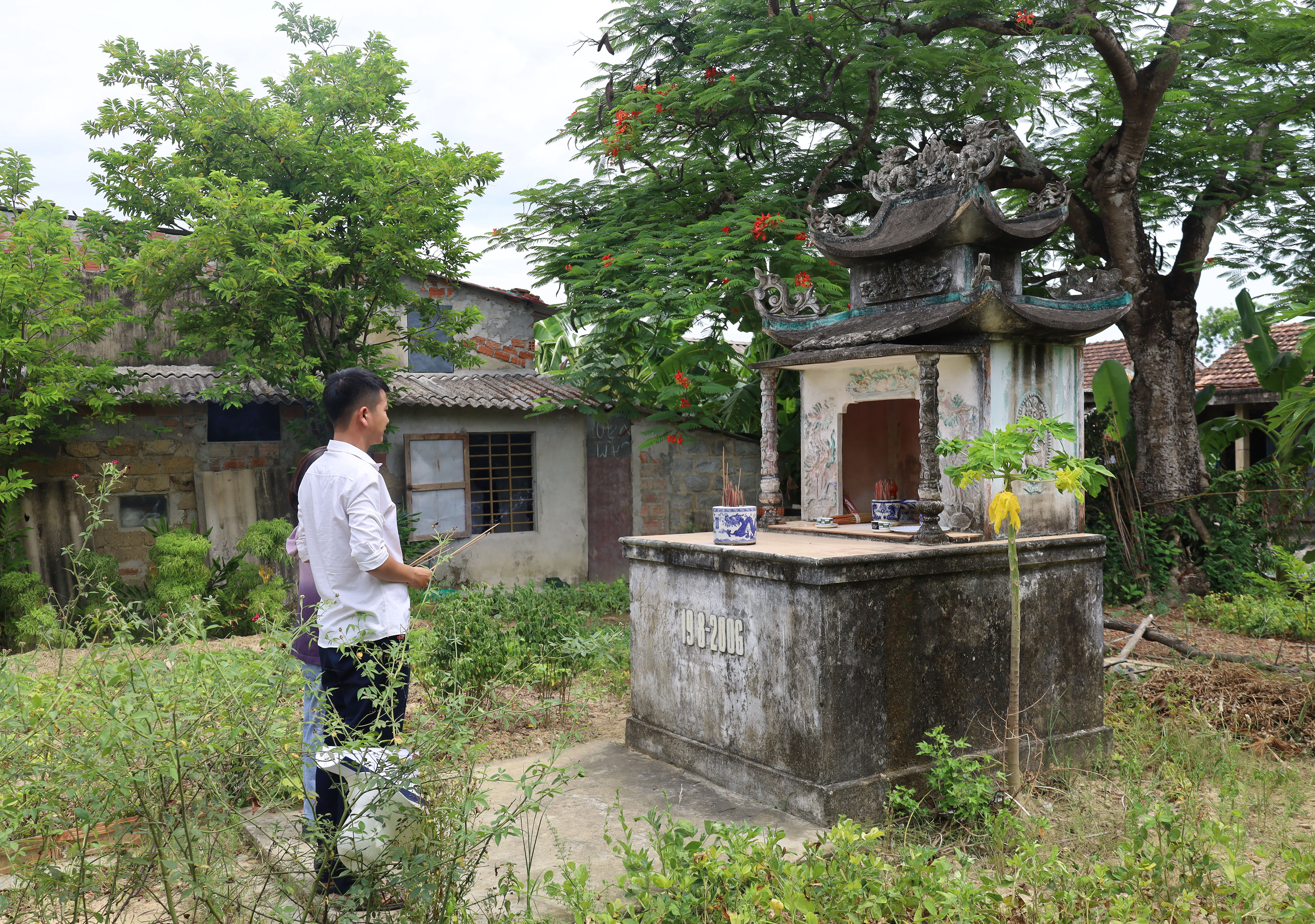 Ngôi miếu nhỏ được phục dựng trên nền đất cũ của đình làng là chốn lui tới thường xuyên của người làng Xuân Lai.