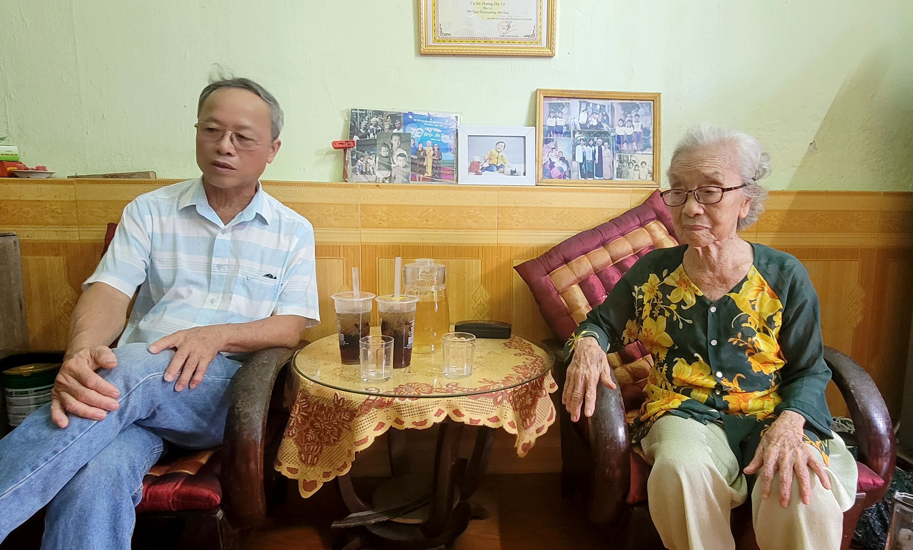 Bà Hoàng Thị Vỹ và con trai Nguyễn Hải Tùng.