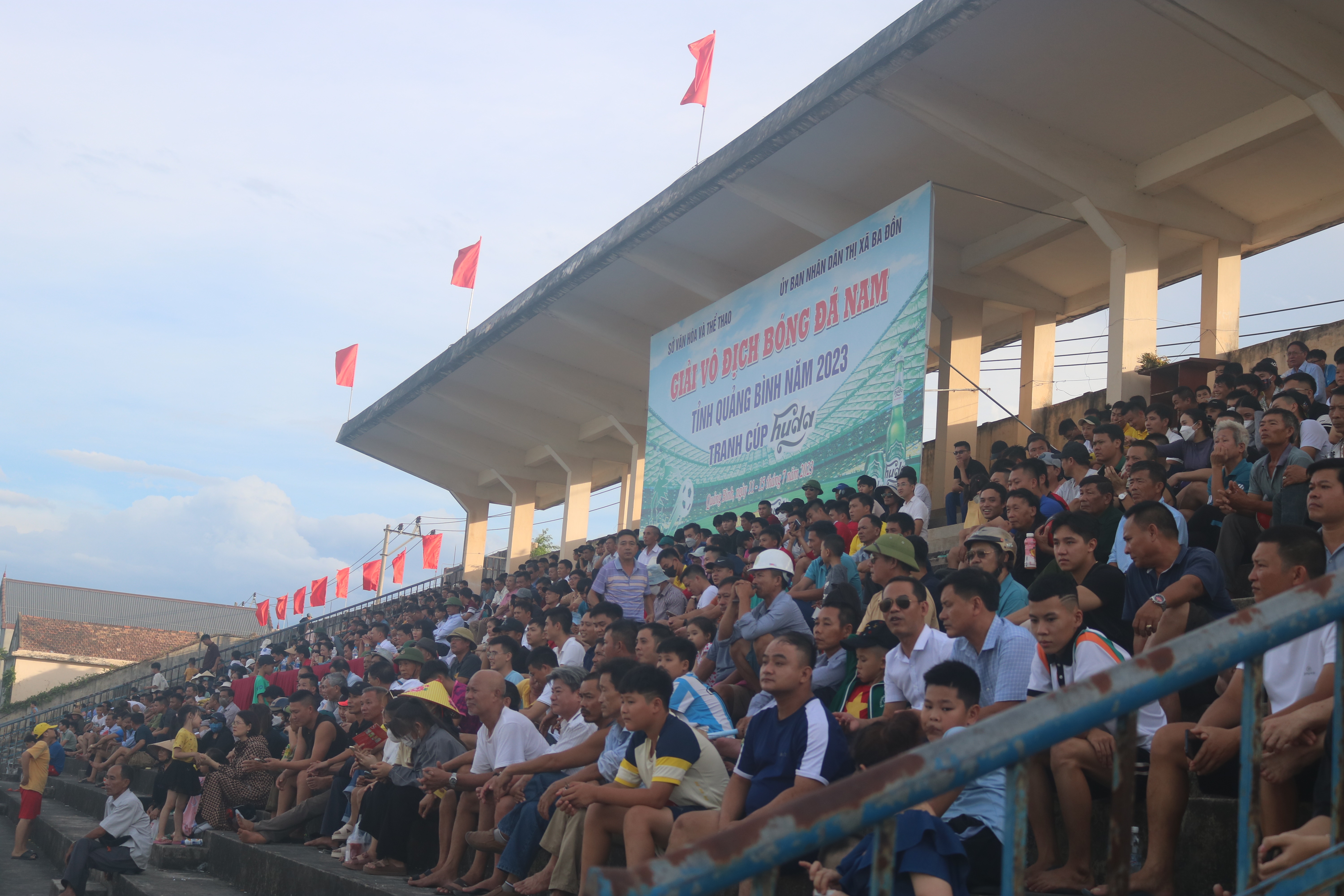 Đông đảo khán giả đến sân để cổ vũ cho các đội bóng.