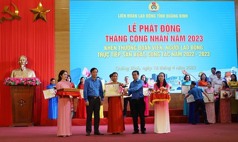 Lãnh đạo LĐLĐ tỉnh biểu dương, khen thưởng các cá nhân tiêu biểu, đạt thành tích xuất sắc trong phong trào lao động sản xuất năm 2022-2023. 