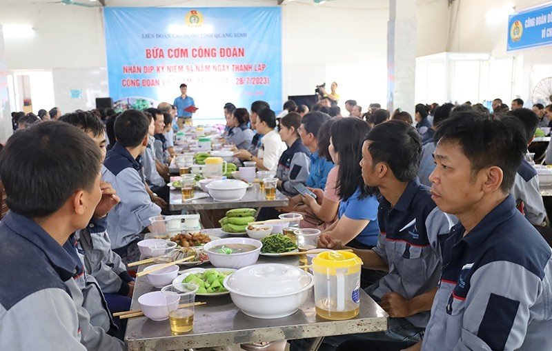 Liên đoàn Lao động tỉnh tổ chức “Bữa cơm Công đoàn” năm 2023 nhằm tri ân người lao động nhân dịp kỷ niệm 94 Ngày thành lập Công đoàn Việt Nam. 