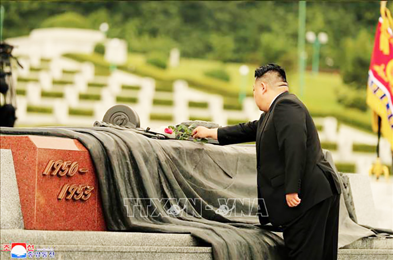 Nhà lãnh đạo Triều Tiên Kim Jong Un đặt hoa tưởng niệm tại Nghĩa trang Liệt sĩ ở Bình Nhưỡng, ngày 25/7/2023. Ảnh: YONHAP/TTXVN