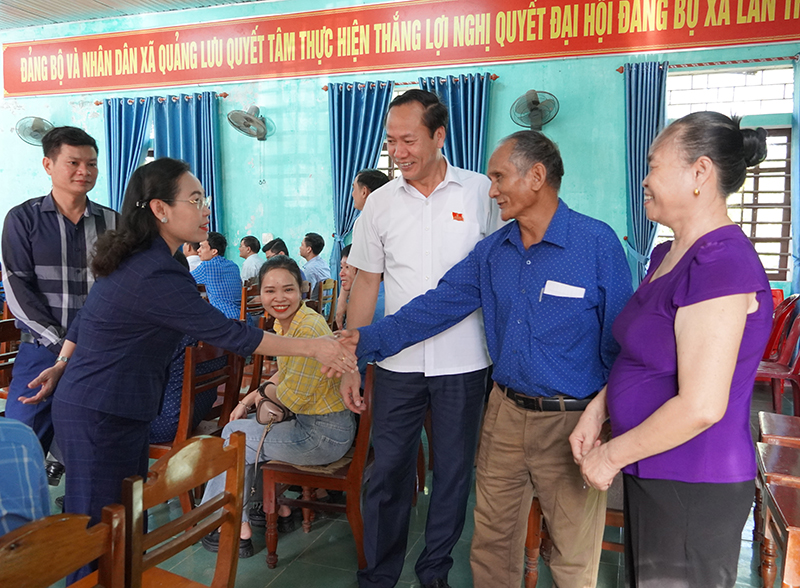 Đại biểu HĐND tỉnh Phạm Thị Hân và Nguyễn Xuân Đạt trò chuyện với cử tri huyện Quảng Trạch