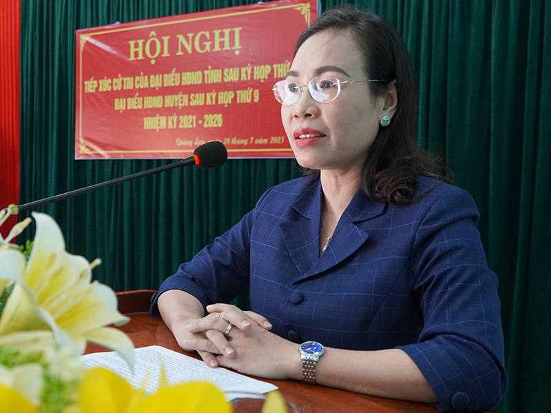 Đại biểu HĐND tỉnh Phạm Thị Hân báo cáo với cử tri kết quả kỳ họp thứ 10, HĐND tỉnh khóa XVIII