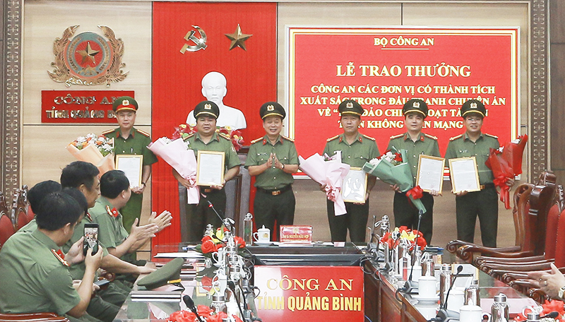 Thừa ủy quyền của Bộ trưởng Bộ Công an, đại tá Nguyễn Hữu Hợp, Giám đốc Công an tỉnh trao thưởng cho các đơn vị có thành tích xuất sắc trong đấu tranh chuyên án.