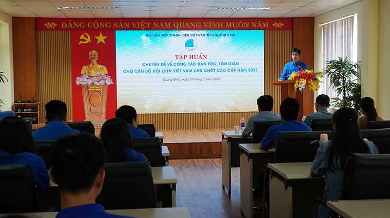 Lãnh đạo Hội Liên hiệp Thanh niên Việt Nam tỉnh phát biểu khai mạc lớp tập huấn.