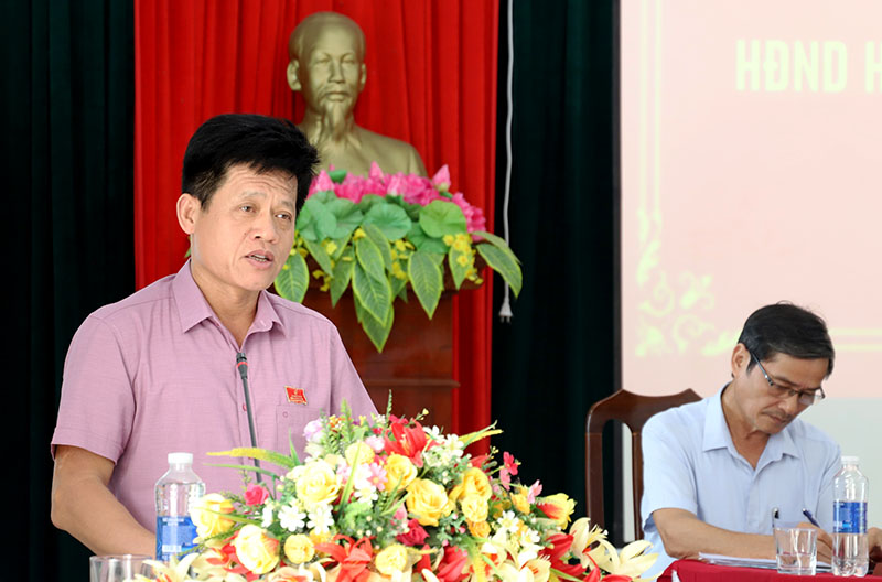Ông Lê Văn Bảo, Ủy viên Ban Thường vụ, Chủ nhiệm Ủy ban kiểm tra Tỉnh ủy trao đổi với cử tri huyện Lệ Thủy