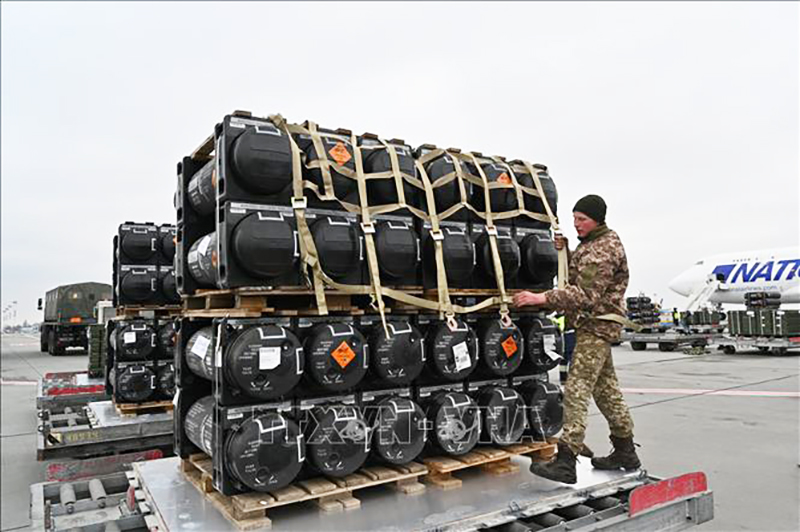 Lô tên lửa Javelins do Mỹ viện trợ được chuyển tới sân bay ở Kiev, Ukraine ngày 11/2/2022. Ảnh: AFP/TTXVN