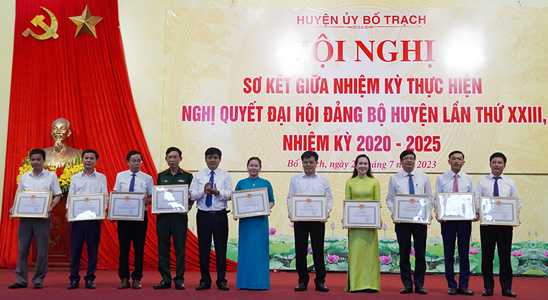  Đại diện lãnh đạo Huyện ủy Bố Trạch tặng giấy khen cho các tập thể có thành tích xuất sắc trong thực hiện nghị quyết đại hội Đảng các cấp nhiệm kỳ 2020-2025.