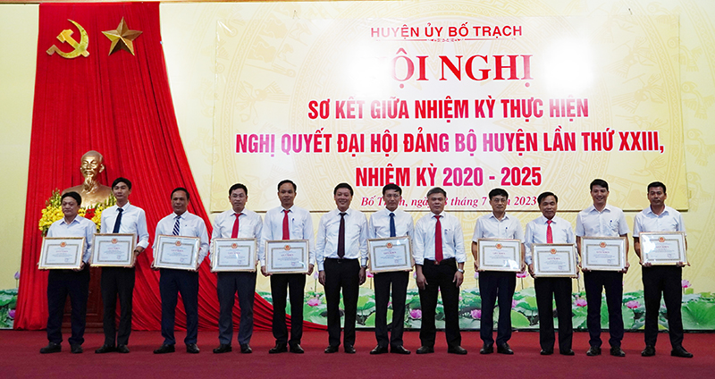  Đại diện lãnh đạo Huyện ủy Bố Trạch tặng giấy khen cho các cá nhân có thành tích xuất sắc trong thực hiện nghị quyết đại hội Đảng các cấp nhiệm kỳ 2020-2025.