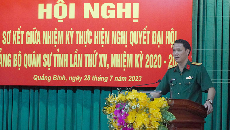 Đồng chí đại tá Đinh Xuân Hướng, Phó Bí thư Đảng ủy, Chính ủy Bộ CHQS tỉnh trình bày báo cáo tại hội nghị