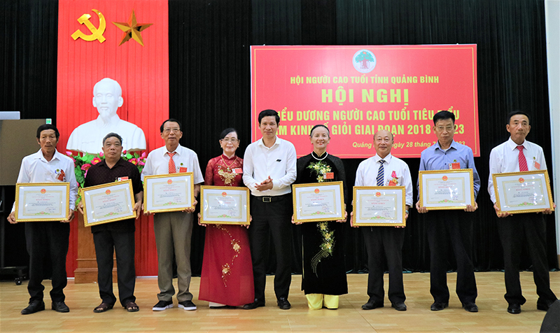 Thay mặt lãnh đạo tỉnh Đồng chí Hồ An Phong, Tỉnh ủy viên, Phó Chủ tịch UBND tỉnh trao bằng khen của UBND tỉnh cho những cá nhân tiêu biểu đã đạt thành tích cao trong phong trào thi đua 