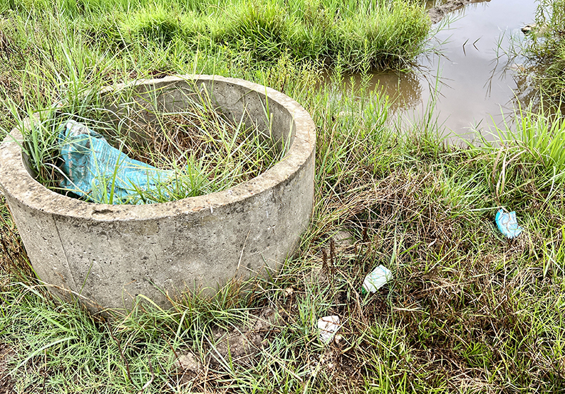 Hầu hết bể chứa rác thải tại các địa phương đều không có nắp đậy, nhiều bể hư hỏng, cỏ mọc um tùm không phát huy được công năng sử dụng.
