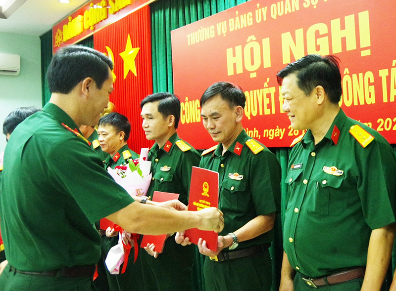 Đại tá Đinh Xuân Hướng trao quyết định thăng quân hàm, nâng lương cho các đồng chí