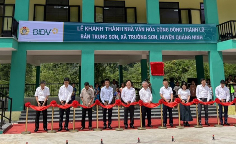  Đại diện lãnh đạo BIDV và các đại biểu cắt băng khánh thành nhà văn hóa cộng đồng tránh lũ tại xã Trường Sơn.