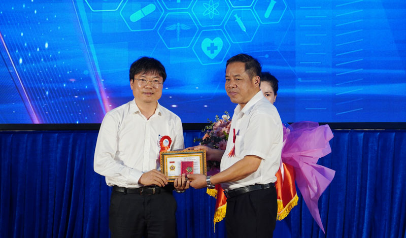 Trao kỷ niệm chương cho Giám đốc Sở Y tế Quảng Bình.