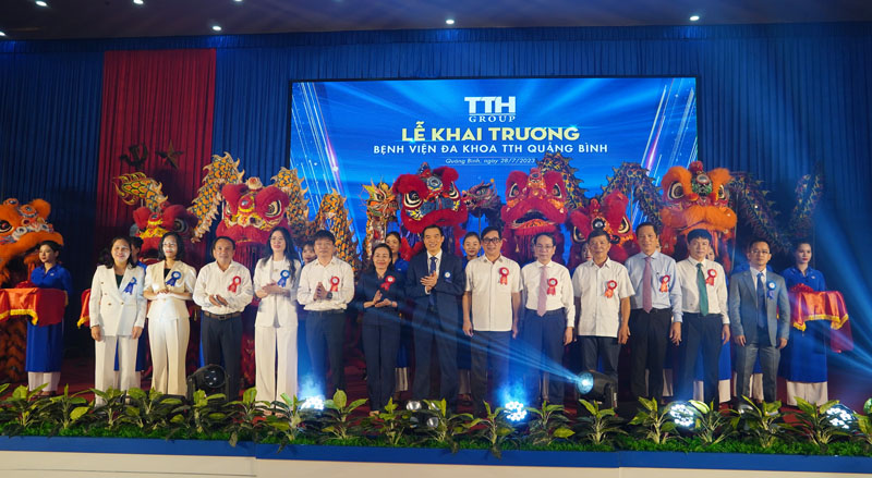 Các đại biểu chụp ảnh lưu niệm chúc mừng Bệnh viện đa khoa TTH Quảng Bình phát triển bền vững.