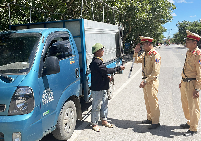 Đội CSGT-TT, Công an huyện Minh Hóa kiểm tra người điều khiển ô tô khi tham gia giao thông.