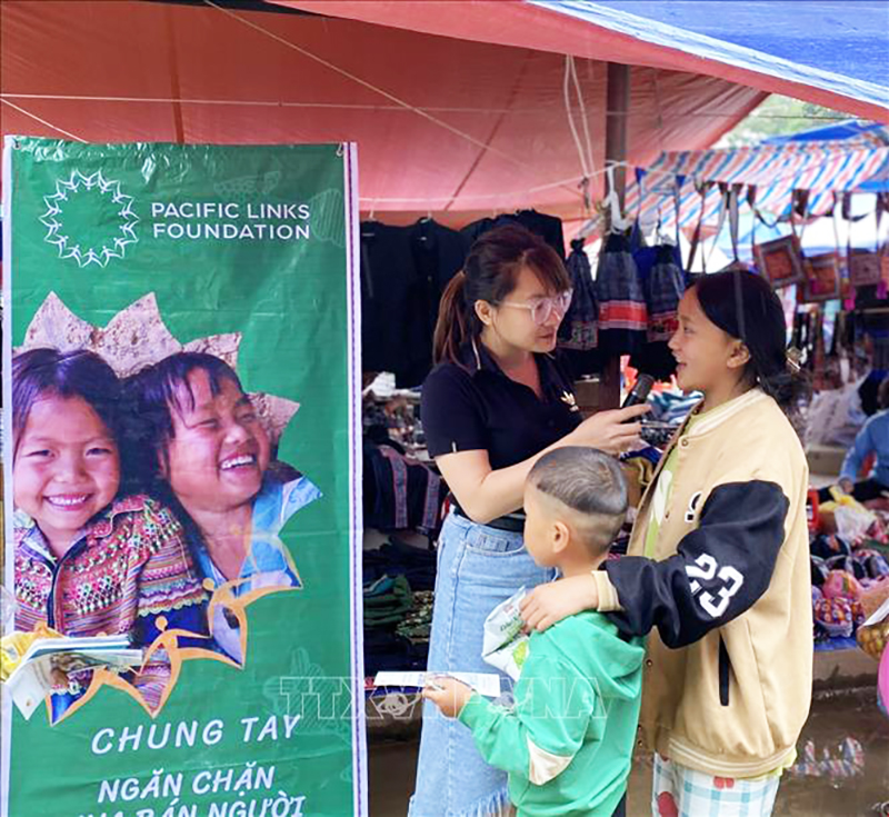 Tuyên truyền về phòng, chống mua bán người cho phụ nữ dân tộc thiểu số tại chợ trung tâm xã Sín Chéng, huyện Si Ma Cai, tỉnh Lào Cai. Ảnh: Hương Thu/TTXVN