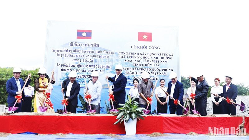  Các đại biểu làm lễ động thổ xây dựng công trình. (Ảnh: Hải Tiến)