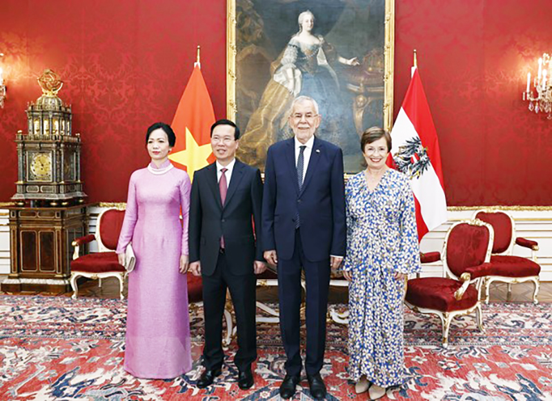 Chủ tịch nước Võ Văn Thưởng và Phu nhân chụp ảnh chung với Tổng thống Cộng hòa Áo Alexander Van der Bellen và Phu nhân tại buổi gặp hẹp. (Ảnh: Thống Nhất/TTXVN)