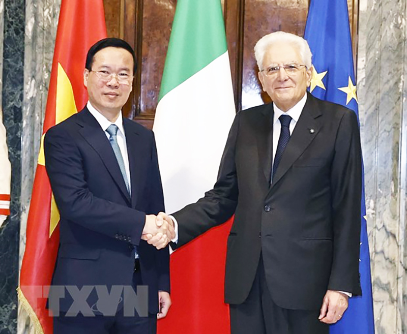  Tổng thống Italy Sergio Mattarella đón Chủ tịch nước Võ Văn Thưởng. (Ảnh: Thống Nhất/TTXVN)