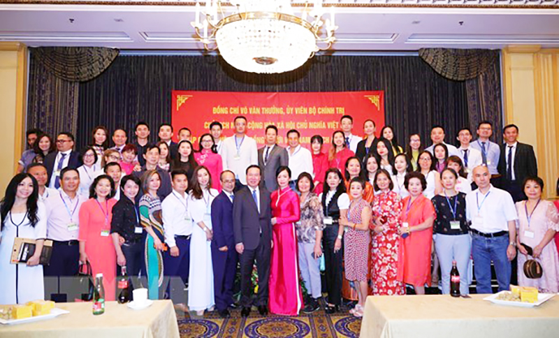  Chủ tịch nước Võ Văn Thưởng và Phu nhân gặp gỡ đại diện cộng đồng Việt Nam tại Áo và châu Âu, chiều 23/7 (theo giờ địa phương). (Ảnh: Thống Nhất/TTXVN)