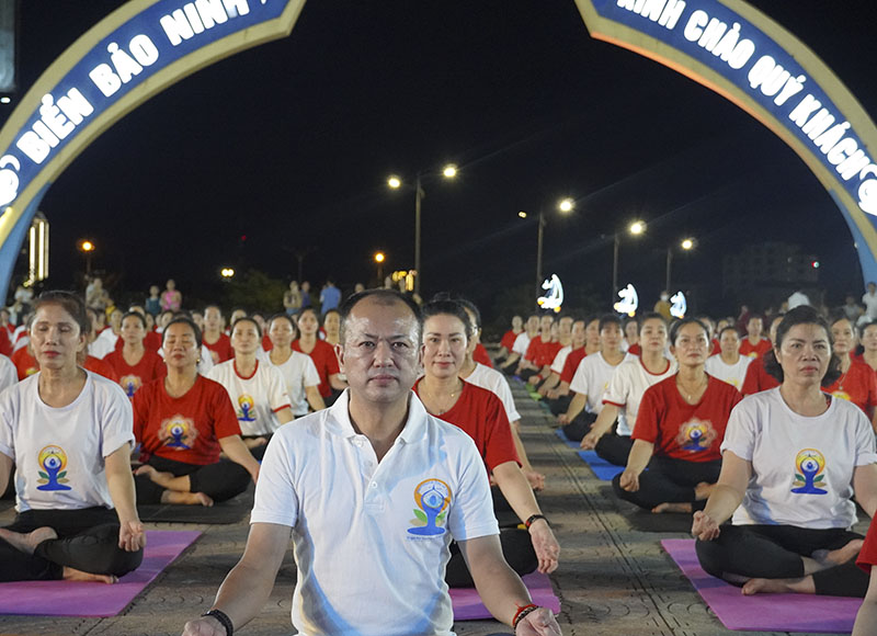 Ông Roshan Lepcha tham gia đồng diễn yoga cùng các học viên yoga Quảng Bình